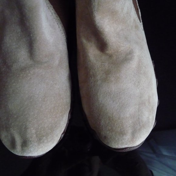 SKECHERS NEW RELAXEDFIT AIR COOLED MEMORY FOAM TAN SUEDE CHELSEA BOOTIES 8.5 - Picture 3 of 5